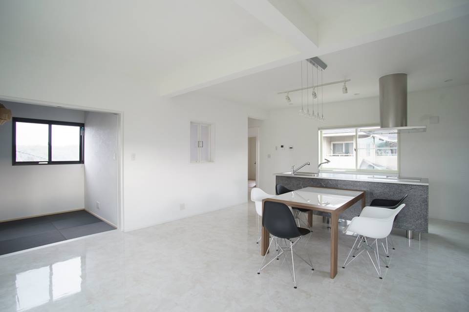 白で創る、光と質感のハーモニー