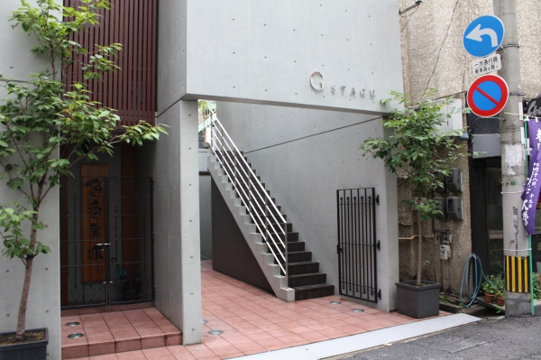 コンクリートと木の対比が美しい集合住宅