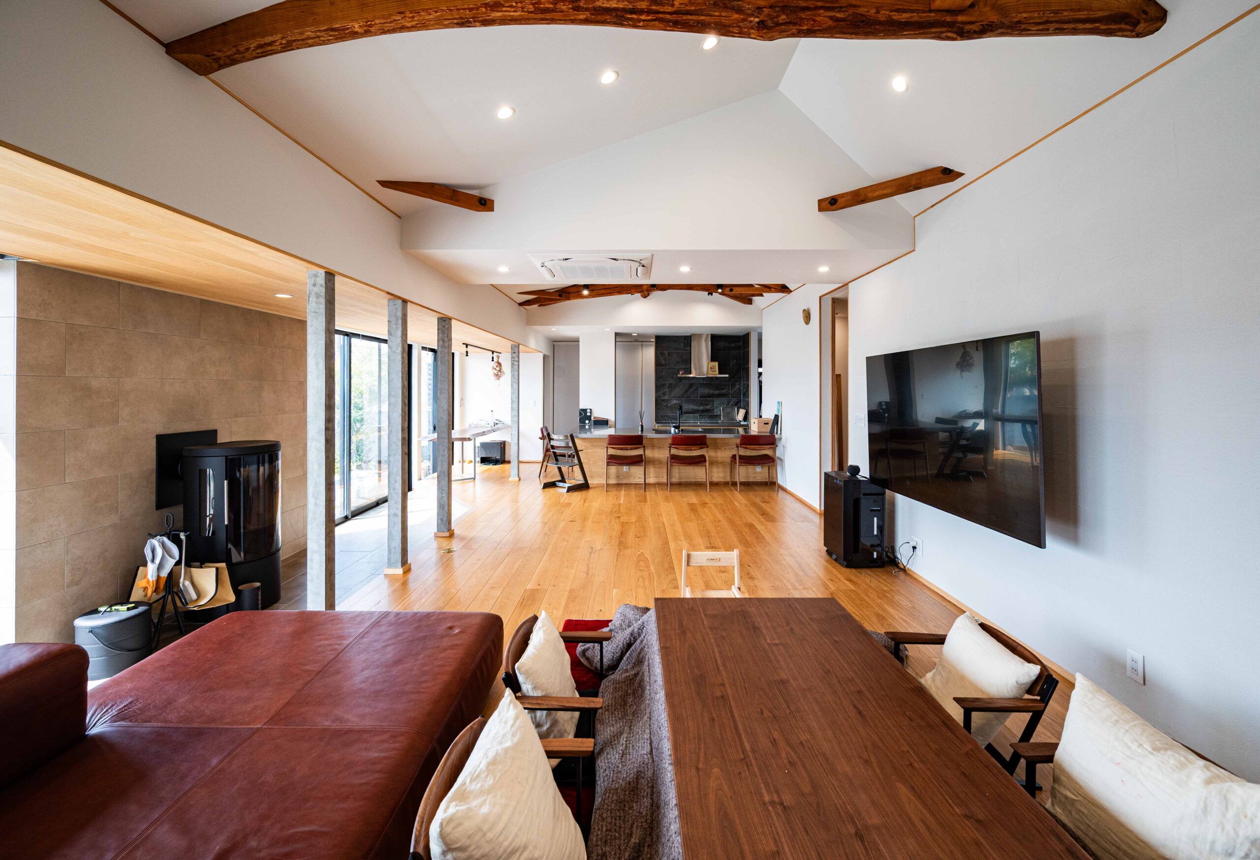 古材と現代デザインが融合する家