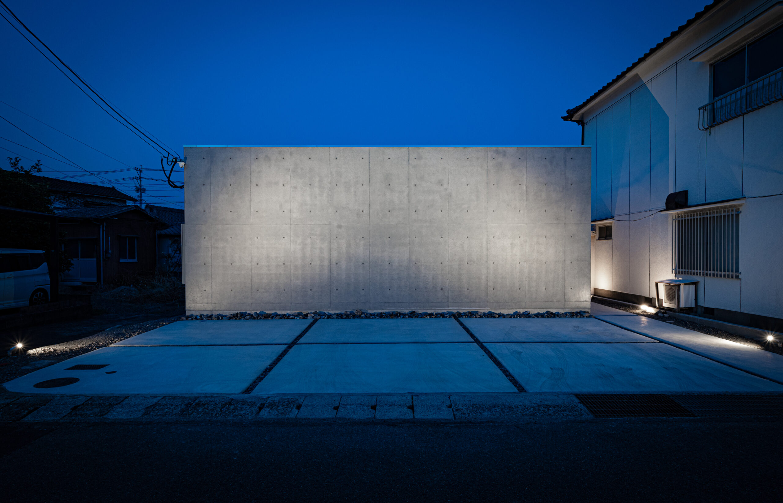 無機質と自然が共存する、プライベートな住まい