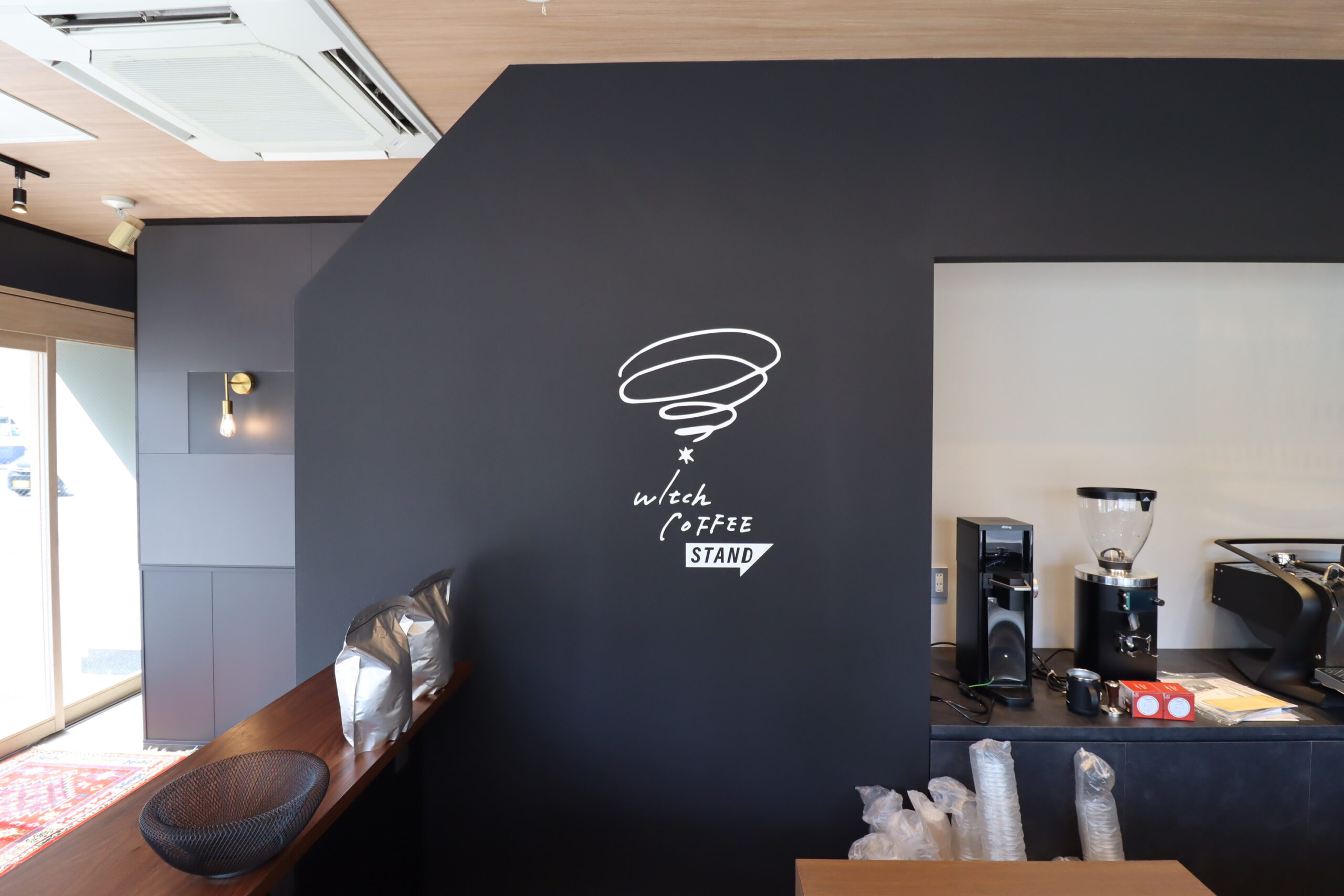 開放感とスタイリッシュさが共存するコーヒースタンド