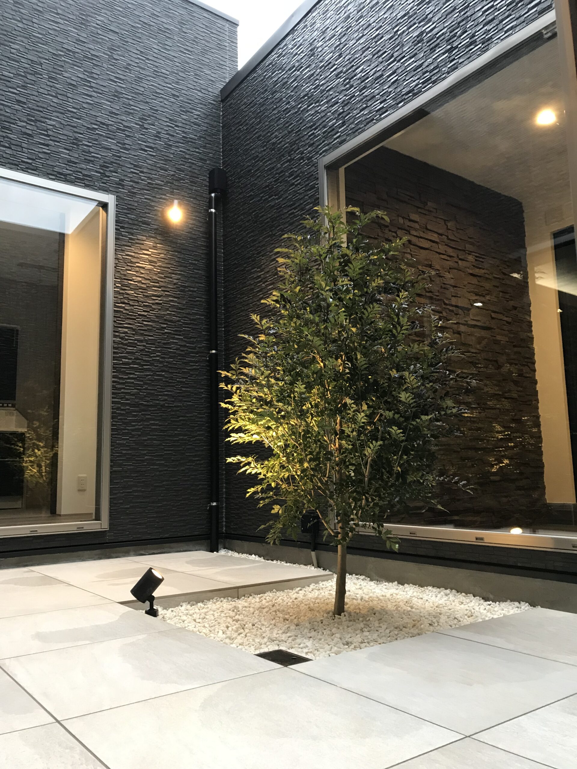 素材の対話が織りなす、都市の和モダン邸宅